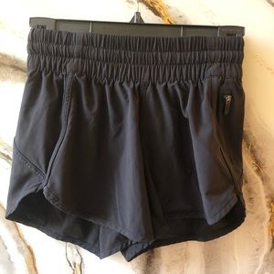 Lululemon Black Tracker Shorts! SIZE 4